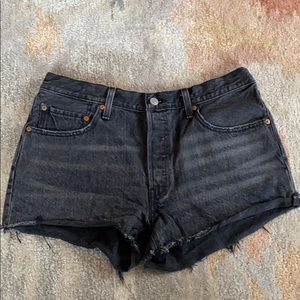 black denim levi’s shorts